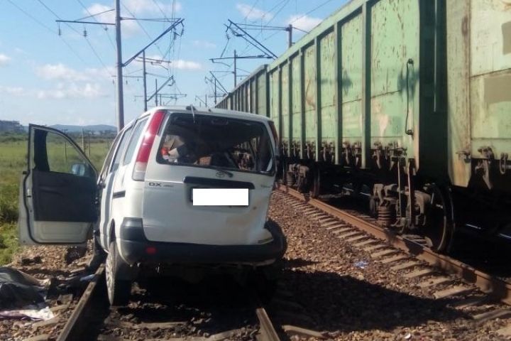 Грузовой поезд и микроавтобус столкнулись в Приморье, один человек умер