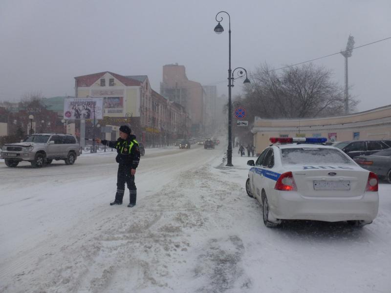 Во Владивостоке случилось не менее 250 ДТП из-за снегопада