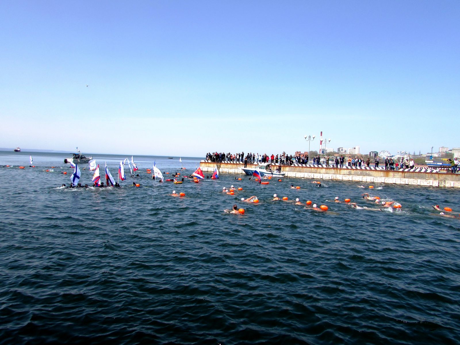 Дистанцию разметили буйками, чтобы спортсмены могли ориентироваться на воде. Фото: Любовь ХМЕЛЕВСКАЯ