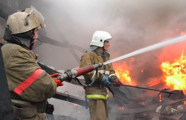 В эти минуты: крупный пожар во Владивостоке, в опасности автомобили