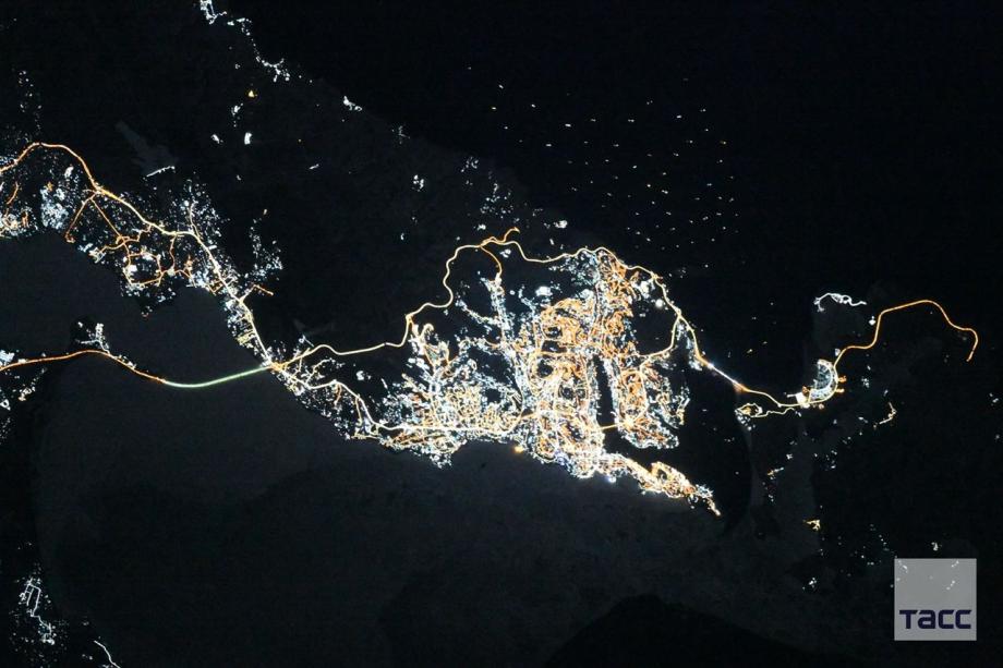 Фото: ТАСС | Российский космонавт показал, как выглядит Владивосток в новогоднюю ночь