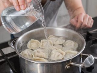 Зачем в пельмени при варке нужно подлить холодной воды: секрет, который стоит запомнить