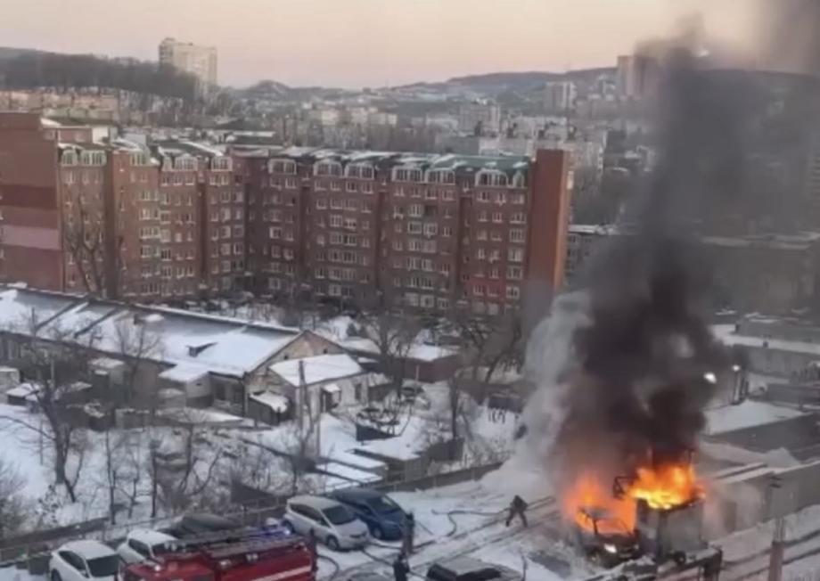 Фото: соц.сети | Во Владивостоке произошло возгорание автомобиля на автостоянке