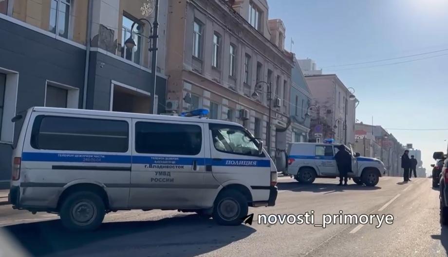 Фото: novosti_primorye | «Все оцеплено, собралась пробка». В центре Владивостока обнаружен подозрительный предмет