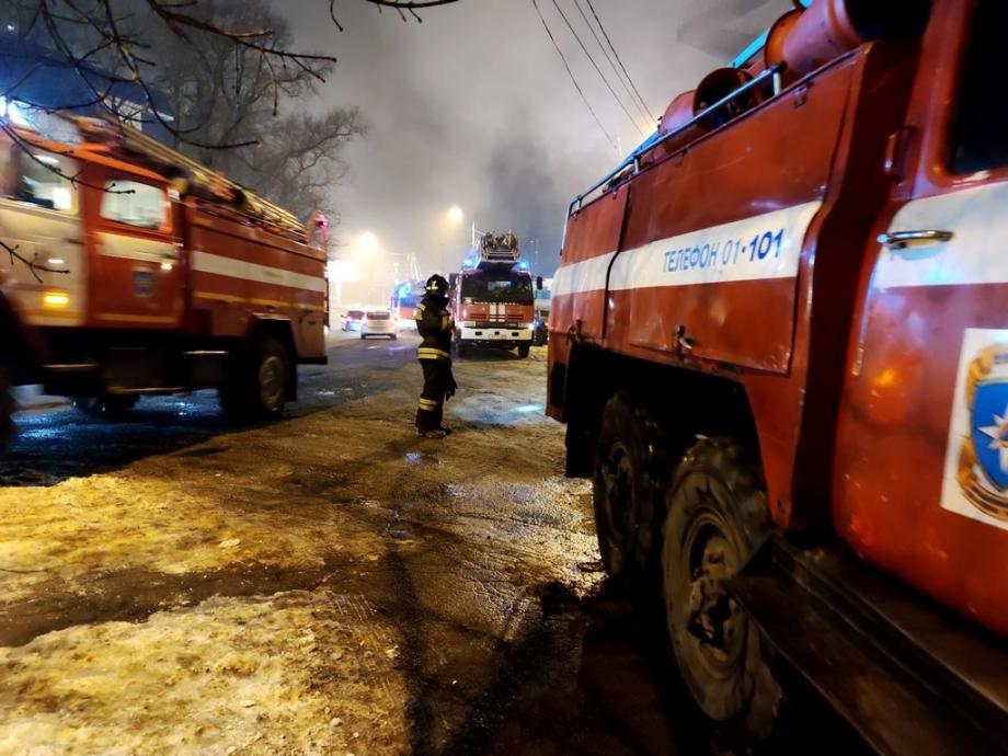 Фото: 25.mchs.gov.ru | 32 человека спасено во время пожара в многоквартирном жилом доме во Владивостоке