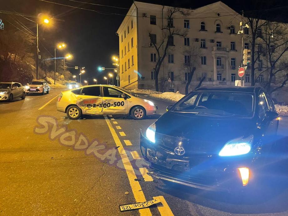Фото: телеграм-канал Svodka25 | Toyota Prius и Toyota Prius не поделили дорогу во Владивостоке