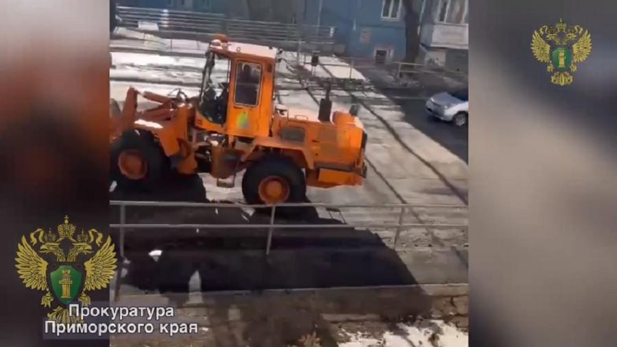 Прокуратура организовала проверку после инцидента с кипятком на дорогах в центре Владивостока