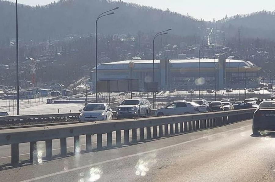 В пригороде Владивостока раскидало машины, в результате чего образовалась серьезная пробка