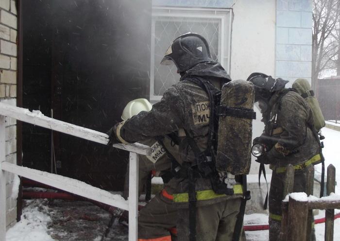Фото: 25.mchs.gov.ru | Огнеборцы Владивостока эвакуировали взрослых и детей во время пожара