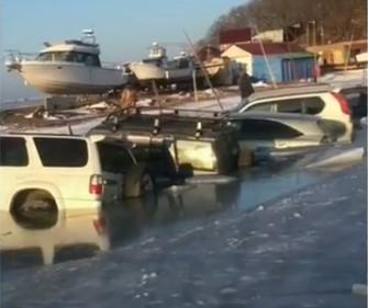 Фото: dps_vl | Во Владивостоке десятки машин ушли под лед