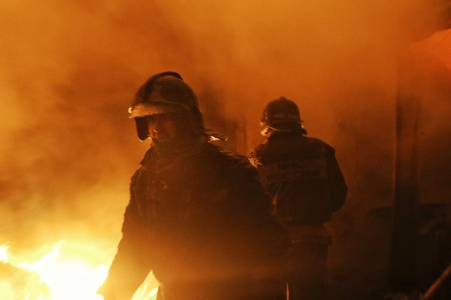 В пригороде Владивостока идет ликвидация крупного пожара