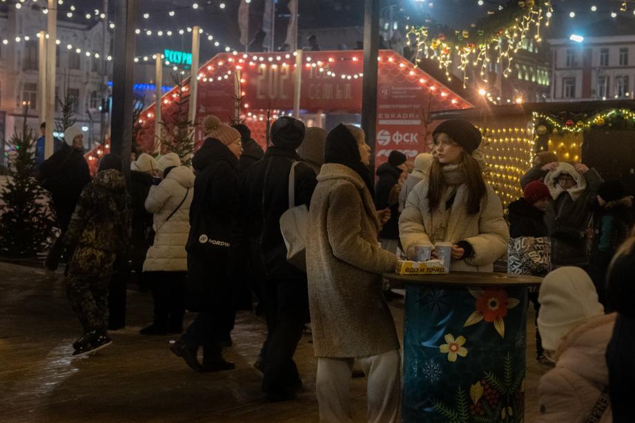 Фото: Елена Буйвол | Будто в сказке: владивостокцы проводят праздничные выходные в новогоднем городке