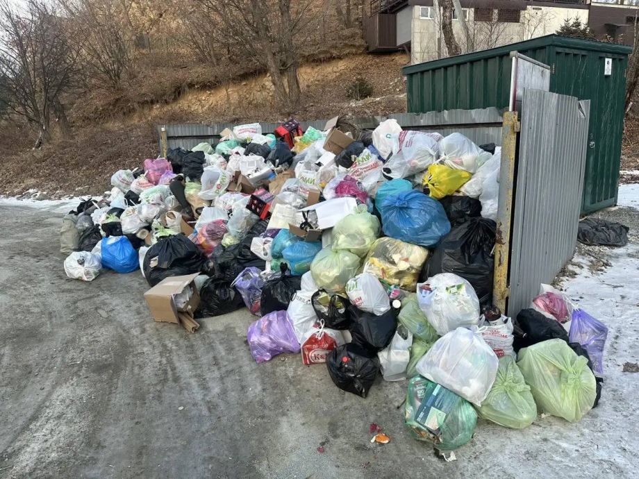 Новогодняя традиция: Владивосток тонет в мусоре