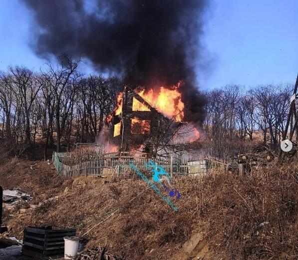 На месте крупного пожара в пригороде Владивостока обнаружено тело женщины