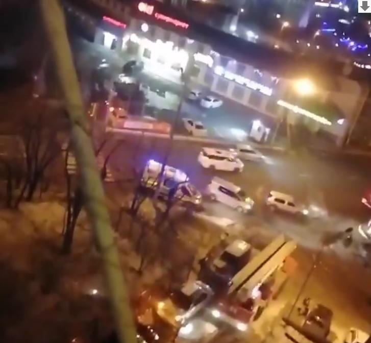 Во Владивостоке из-за припаркованных машин пожарный автомобиль не мог подъехать к жилому дому