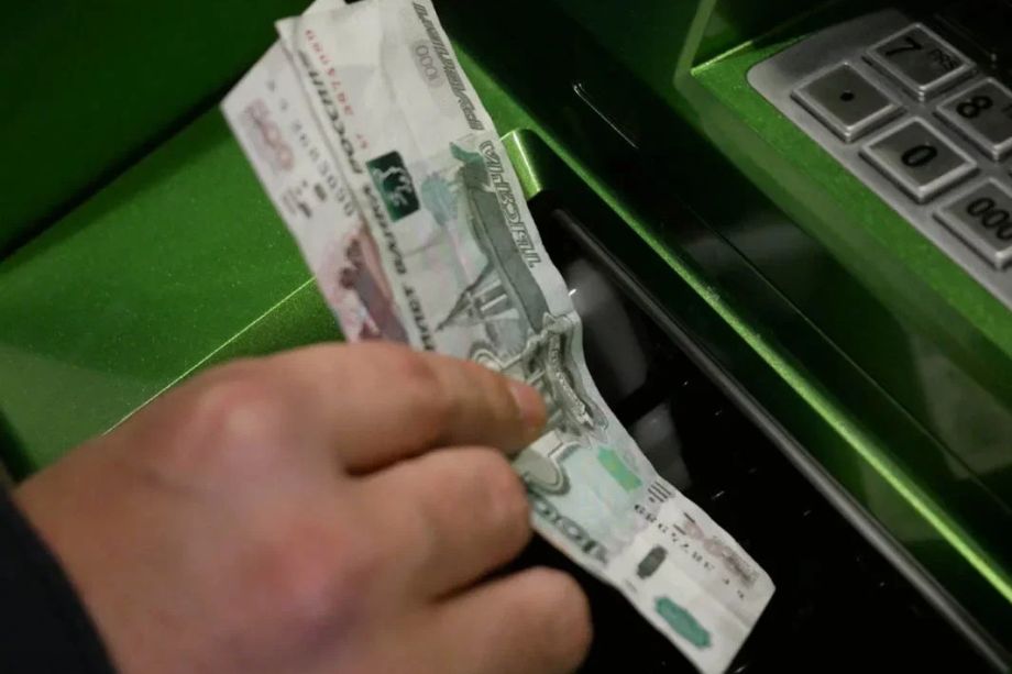 С сегодняшнего дня: Сбербанк ввел изменения всем, кто снимает деньги с карт