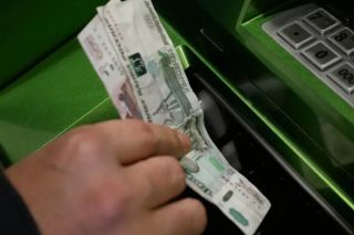 С сегодняшнего дня: Сбербанк ввел изменения всем, кто снимает деньги с карт