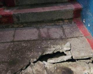 Грибок и дыра в полу: жители одного из домов Владивостока страдают из-за аварийного подъезда