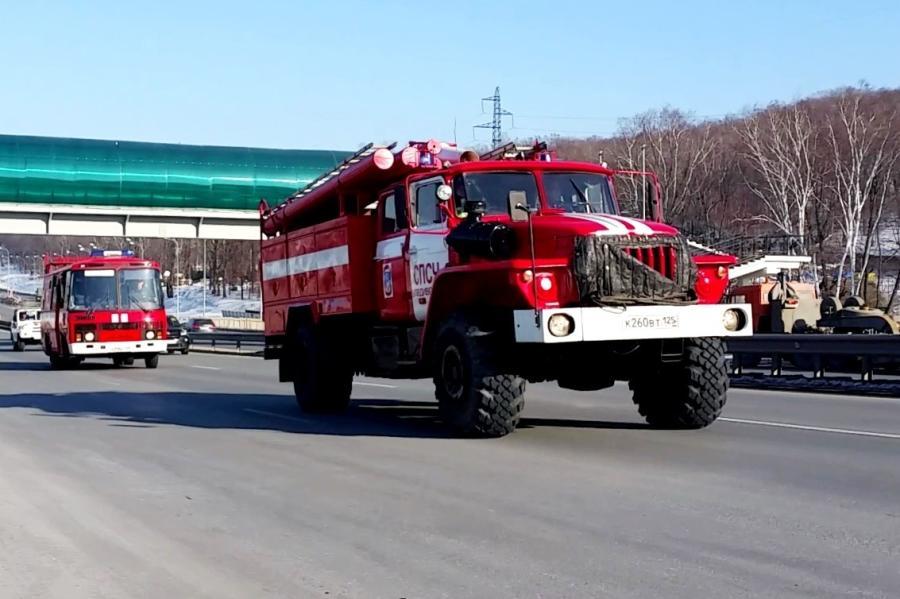 Фото: МЧС России по ПК | В центре Владивостока из горящего кафе эвакуировали 30 человек