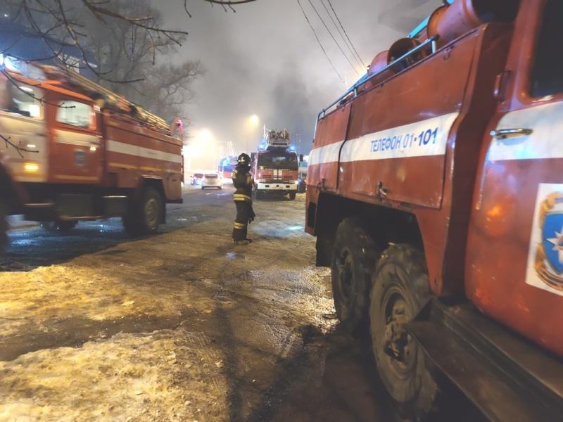 Фото: 25.mchs.gov.ru | Жители дома в центре Владивостока оказались в огненной ловушке