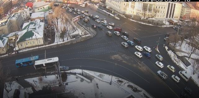 Фото: podryad.tv | ДТП и вывоз снега стали причиной утренних пробок в центре Владивостока
