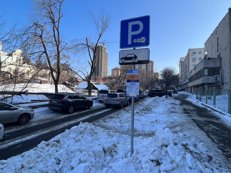 Фото: PRIMPRESS | Платные парковки во Владивостоке завалены снегом, но людей все равно продолжают штрафовать