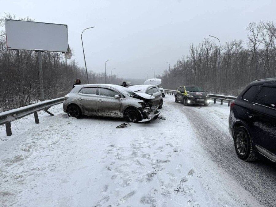 Шесть автомобилей размотало по трассе под Владивостоком