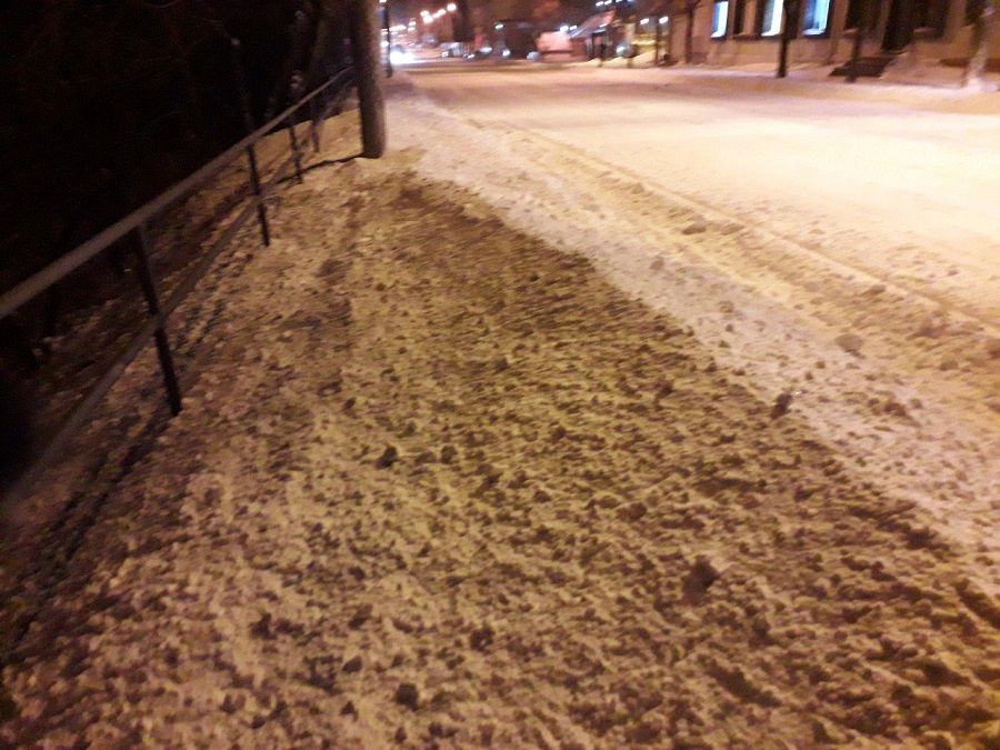 Чистить тротуары во Владивостоке обещают начать рано утром