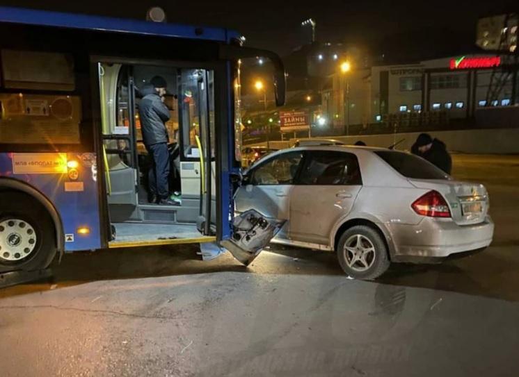 «Смертники, что ли?»: во Владивостоке иномарка рванула под колеса автобуса