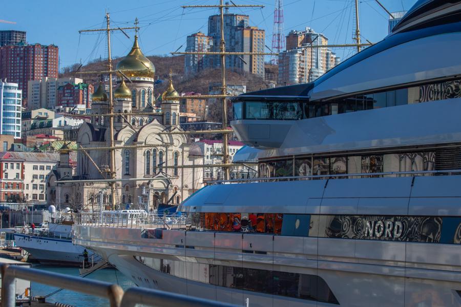 Фото: Антон Петлица / PRIMPRESS | Владелец яхты, стоявшей у берегов Владивостока, стал самым обедневшим миллиардером