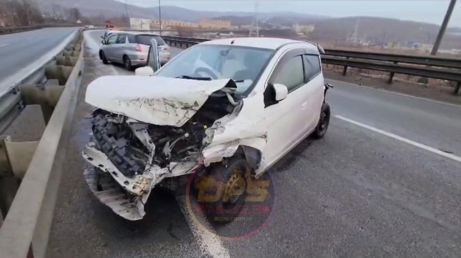 Фото: кадр видео | Сразу 10 аварий. Автолюбителей Владивостока предупредили о скользкой дороге на объездной трассе