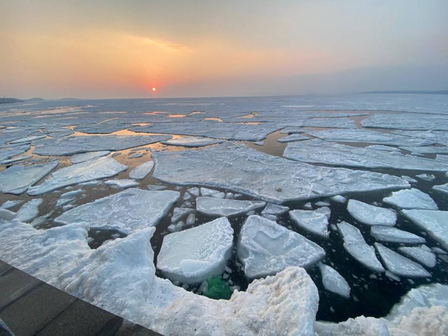 Фото: Елена Буйвол / PRIMPRESS | «Предупреждают об опасности». Жители Владивостока игнорируют разломы льда в акватории