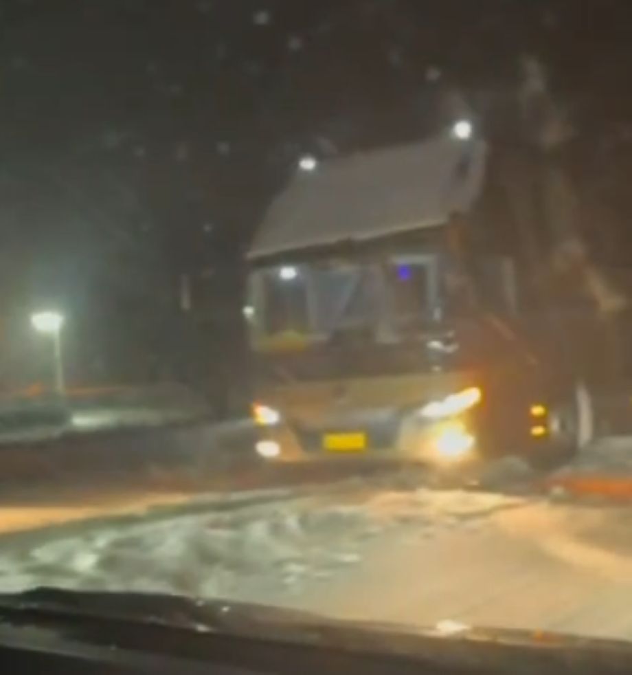 Транспорт «взлетел» на ограждение: ДТП с китайским автобусом под Уссурийском попало на камеры очевидцев