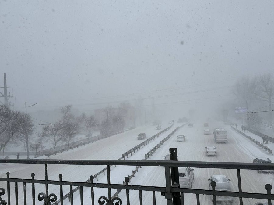 Ситуация на дорогах Владивостока: снег создаёт трудности, уборка не помогает