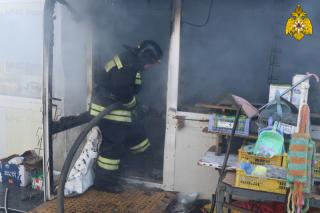 Фото: 25.mchs.gov.ru | Озвучены детали пожара в складском помещении во Владивостоке