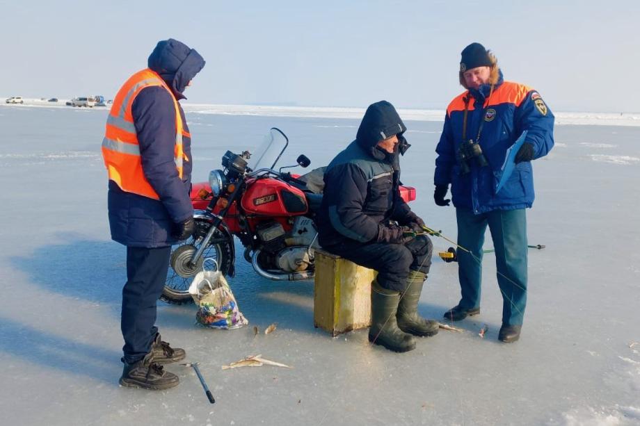 Фото: МЧС Приморья | Совсем не боятся. Четырех автомобилистов оштрафовали за выезд на лед во Владивостоке