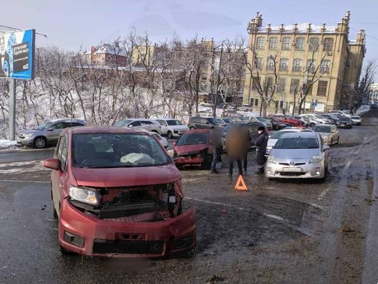 Стихия против автолюбителей: во Владивостоке продолжаются «снежные» ДТП