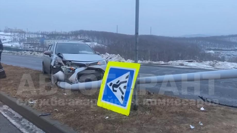 Фото: Telegram-канал АВТОГАРАНТ | Было скользко: иномарка снесла дорожный знак на Русском острове