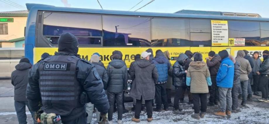 Фото: Telegram-канал Полиция Приморья | Более 60 мигрантов были доставлены в отдел полиции в Уссурийске