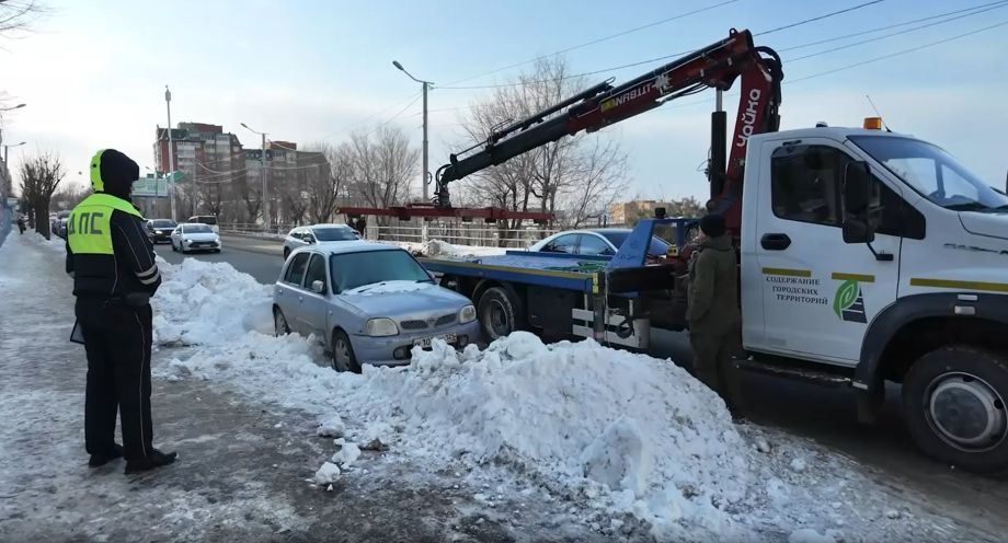 Автомобили, мешающие уборке снега, эвакуируют с улиц Владивостока