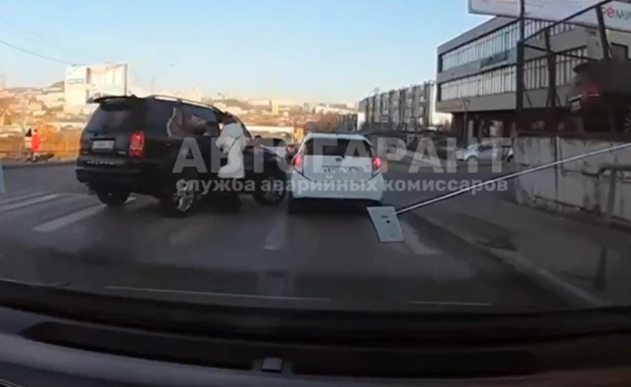 Фото: autogarant_vl | «Один с ножом, второй скрылся». Полиция разбирается в странном ДТП во Владивостоке