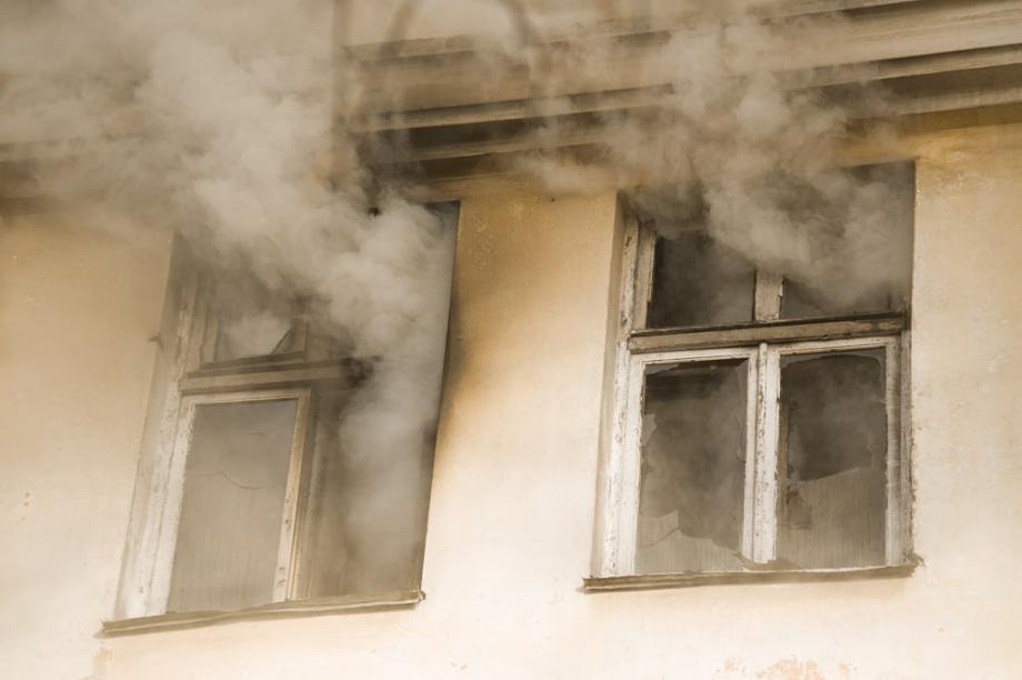 «Из окна черный дым». Трагический пожар унес жизнь человека во Владивостоке