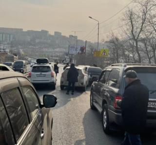 Фото: dpskontrol125rus | Во Владивостоке образовалась многокилометровая пробка из-за ДТП