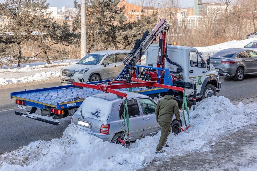 Коммунальщики Владивостока решают проблему запаркованности радикально — эвакуатором