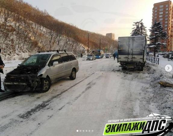 Полный фарш: во Владивостоке иномарка серьезно пострадала в ДТП с автобусом и грузовиком