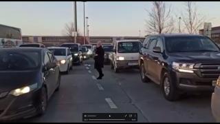 «Вот так зарабатываются деньги». Парковка аэропорта Владивосток оказалась в центре скандала