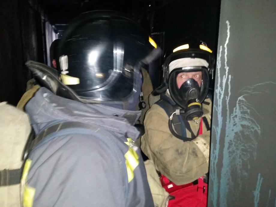 Фото: 25.mchs.gov.ru | Был в бессознательном состоянии: во Владивостоке из горящей квартиры эвакуирован мужчина