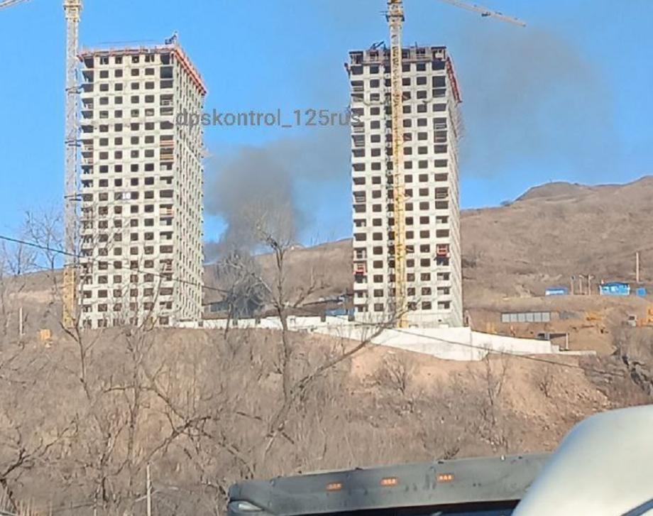 Фото: Telegram-канал dpskontrol_125rus | Мощный дым окутал жилой комплекс в крупнейшем районе Владивостока
