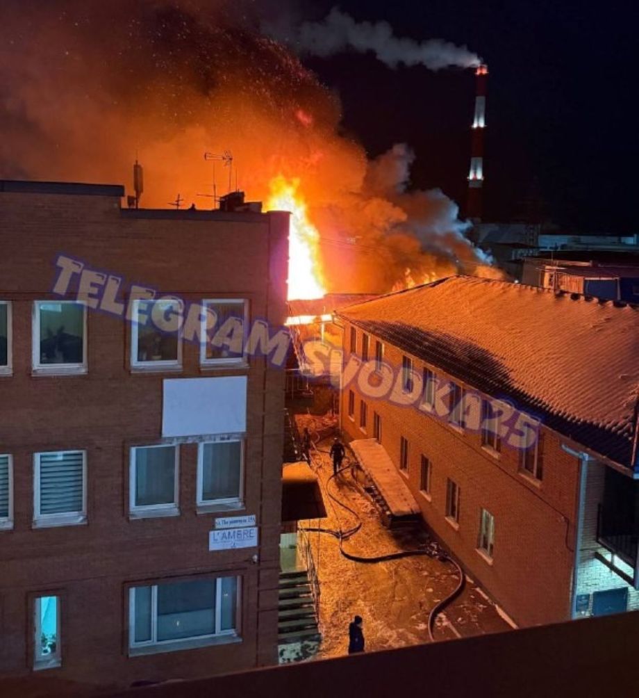 Горит склад в центре города: Владивосток замер в ожидании худшего