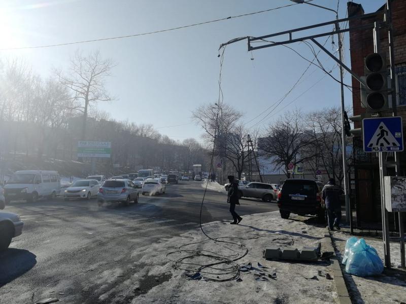 Фото: 25.мвд.рф | Во Владивостоке оштрафуют водителя, повредившего светофор